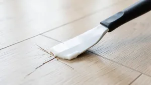 Szpachla do paneli podłogowych